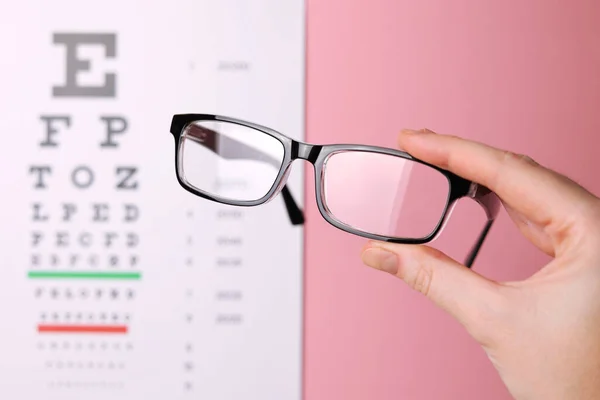 Vizyon Düzeltme Gözlükleri Arka Plandaki Görüş Test Tablosuna Karşı Metin — Stok fotoğraf