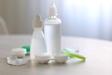 Odanın arka planına karşı görüş düzeltmesi için kontak lensleri. Yüksek kalite fotoğraf