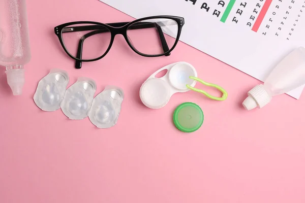 Vizyon Test Masası Renkli Arka Planda Gözlük Kontak Lensler Yüksek — Stok fotoğraf