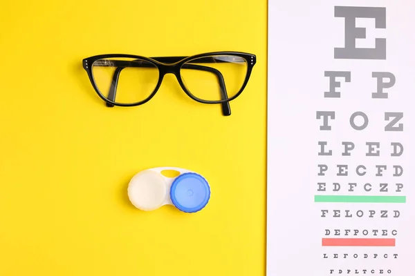 Tavolo Controllo Della Visione Lenti Contatto Occhiali Con Sfondo Colorato — Foto Stock