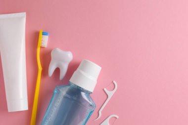 Renkli arka planda ağız temizliği ürünleri ve metin için yer var. Yüksek kalite fotoğraf