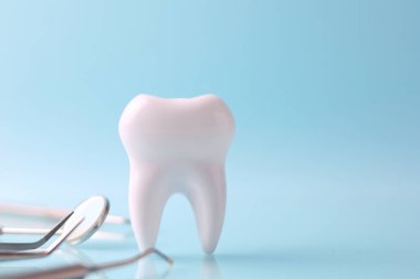 Dişçi konsepti. Renkli bir arkaplanda, yazı için yeri olan diş ve diş aletlerinin modeli. - Evet. Yüksek kalite fotoğraf