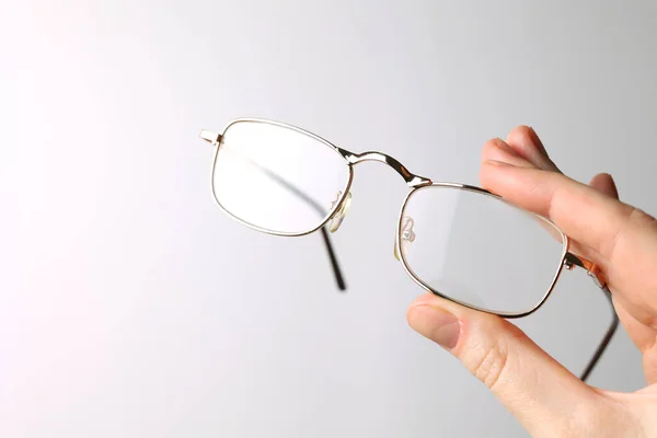 Szemüvegek Látásjavításhoz Kézben Színes Háttéren Szöveges Hellyel Kiváló Minőségű Fénykép — Stock Fotó