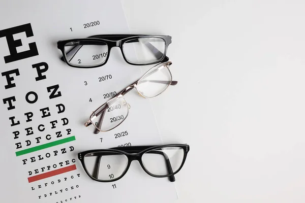 Brýle Pro Korekci Zraku Pozadí Zkušebního Stolu Prostorem Pro Text — Stock fotografie