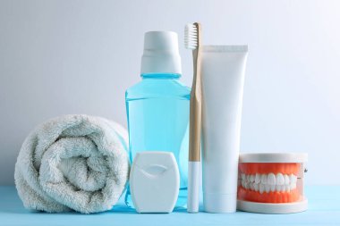 Renkli arka planda ağız temizliği ürünleri ve metin için yer var. Yüksek kalite fotoğraf