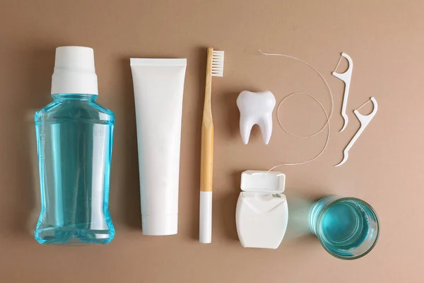 Renkli arka planda ağız temizliği ürünleri ve metin için yer var. Yüksek kalite fotoğraf
