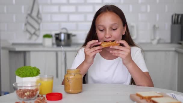 Uma Rapariga Bom Humor Fazer Uma Sandes Manteiga Amendoim Cozinha — Vídeo de Stock