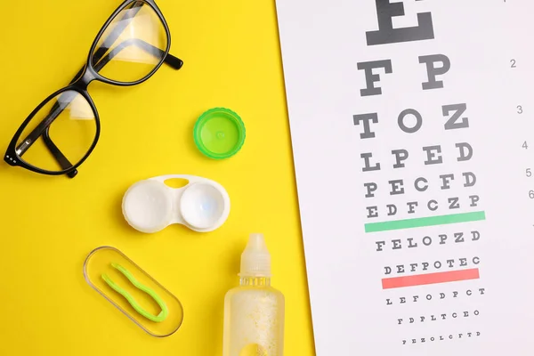 Vision Testbord Glasögon Och Kontaktlinser Färgad Bakgrund Högkvalitativt Foto — Stockfoto