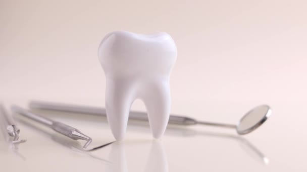 Zahnmedizinisches Konzept Modell Eines Zahnes Und Zahnärztlicher Instrumente Auf Farbigem — Stockvideo
