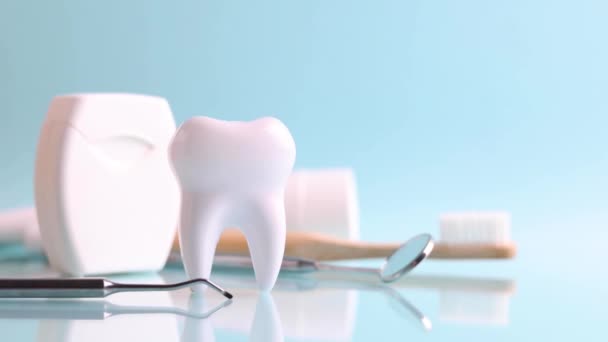 Zahnmedizinisches Konzept Modell Eines Zahnes Und Zahnärztlicher Instrumente Auf Farbigem — Stockvideo