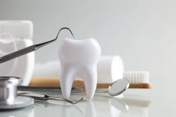 Dişçi konsepti. Işık arkaplanındaki diş ve diş aletlerinin maketi ve metin için yeri var. - Evet. Yüksek kalite fotoğraf