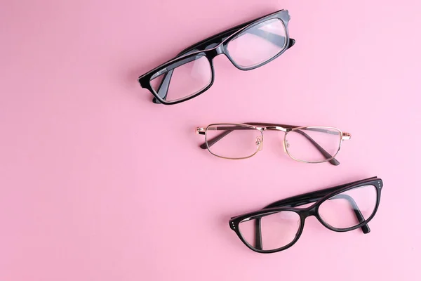 Brille Zur Sehkorrektur Auf Farbigem Hintergrund Mit Platz Für Text — Stockfoto