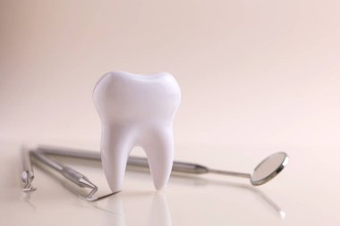 Dişçi konsepti. Renkli bir arkaplanda, yazı için yeri olan diş ve diş aletlerinin modeli. - Evet. Yüksek kalite fotoğraf