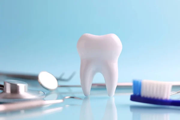 Dişçi konsepti. Renkli bir arkaplanda, yazı için yeri olan diş ve diş aletlerinin modeli. - Evet. Yüksek kalite fotoğraf