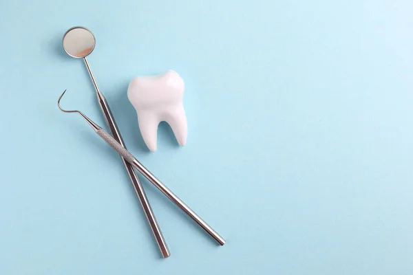 Dişçi konsepti. Renkli bir arkaplanda, yazı için yeri olan diş ve diş aletlerinin modeli. - Evet. Yüksek kalite fotoğraf