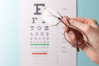 Vizyon düzeltme gözlükleri arka plandaki görüş test tablosuna karşı metin için yeri var. Yüksek kalite fotoğraf