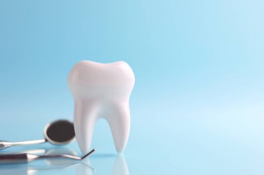 Dişçi konsepti. Renkli bir arkaplanda, yazı için yeri olan diş ve diş aletlerinin modeli. - Evet. Yüksek kalite fotoğraf