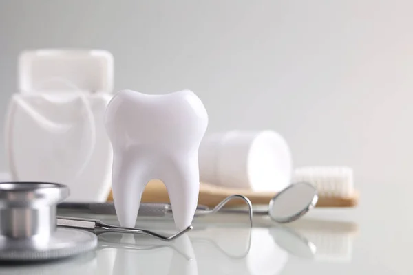 Dişçi konsepti. Işık arkaplanındaki diş ve diş aletlerinin maketi ve metin için yeri var. - Evet. Yüksek kalite fotoğraf