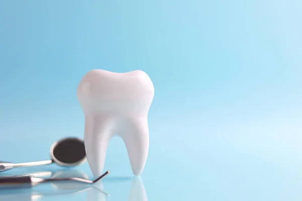 Dişçi konsepti. Renkli bir arkaplanda, yazı için yeri olan diş ve diş aletlerinin modeli. - Evet. Yüksek kalite fotoğraf