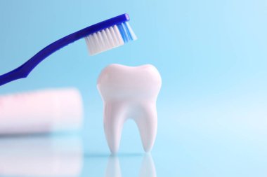 Dişçi konsepti. Renkli bir arkaplanda, yazı için yeri olan diş ve diş aletlerinin modeli. - Evet. Yüksek kalite fotoğraf