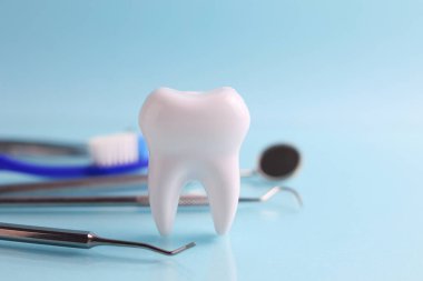 Dişçi konsepti. Renkli bir arkaplanda, yazı için yeri olan diş ve diş aletlerinin modeli. - Evet. Yüksek kalite fotoğraf