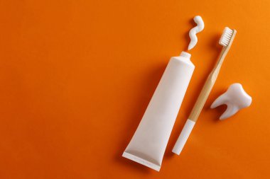 Renkli bir arka planda diş macunu ve diş fırçası. Diş bakımı, oral sağlık. Yüksek kalite fotoğraf