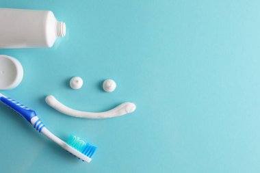 Renkli bir arka planda diş macunu ve diş fırçası. Diş bakımı, oral sağlık. Yüksek kalite fotoğraf