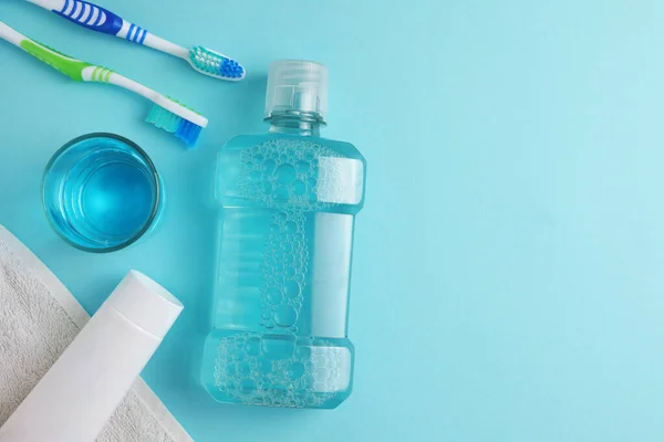 Renkli bir arka planda gargara. Diş bakımı, diş sağlığı. Yüksek kalite fotoğraf