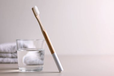 Renkli arka planda farklı diş fırçaları. Diş bakımı, oral sağlık. Yüksek kalite fotoğraf