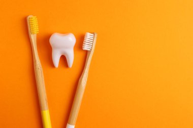 Renkli arka planda farklı diş fırçaları. Diş bakımı, oral sağlık. Yüksek kalite fotoğraf