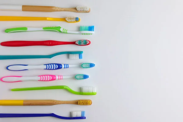 Escovas Dentes Diferentes Fundo Colorido Cuidados Dentários Saúde Oral Foto — Fotografia de Stock