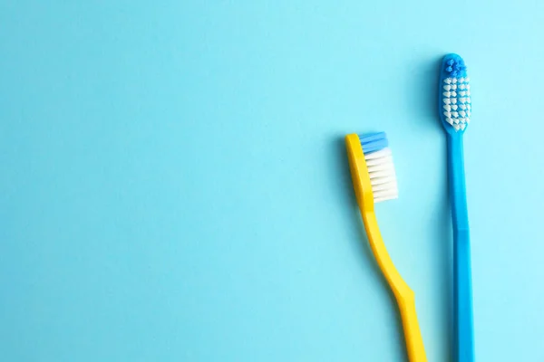 色付きの背景に異なる歯ブラシ 歯科医療 口腔衛生について 高品質の写真 — ストック写真