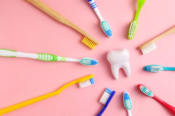 Spazzolini Denti Diversi Sfondo Colorato Cure Dentali Salute Orale Foto — Foto Stock
