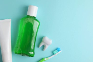 Renkli bir arka planda gargara. Diş bakımı, diş sağlığı. Yüksek kalite fotoğraf