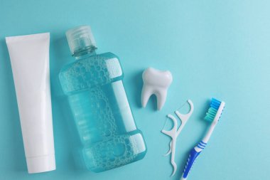 Renkli bir arka planda gargara. Diş bakımı, diş sağlığı. Yüksek kalite fotoğraf