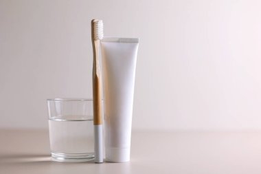 Renkli arka planda farklı diş fırçaları. Diş bakımı, oral sağlık. Yüksek kalite fotoğraf