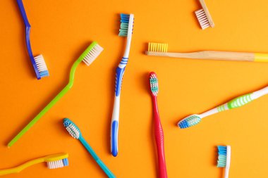 Renkli arka planda farklı diş fırçaları. Diş bakımı, oral sağlık. Yüksek kalite fotoğraf