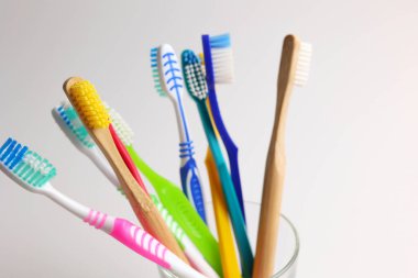 Renkli arka planda farklı diş fırçaları. Diş bakımı, oral sağlık. Yüksek kalite fotoğraf