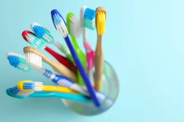 Verschiedene Zahnbürsten Auf Farbigem Hintergrund Zahnpflege Mundgesundheit Hochwertiges Foto — Stockfoto