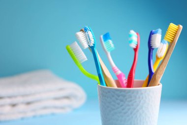 Renkli arka planda farklı diş fırçaları. Diş bakımı, oral sağlık. Yüksek kalite fotoğraf