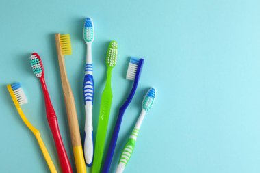 Renkli arka planda farklı diş fırçaları. Diş bakımı, oral sağlık. Yüksek kalite fotoğraf