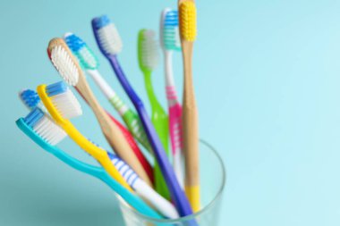 Renkli arka planda farklı diş fırçaları. Diş bakımı, oral sağlık. Yüksek kalite fotoğraf