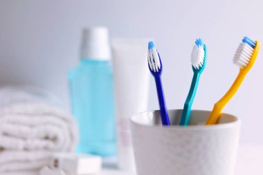 Renkli arka planda farklı diş fırçaları. Diş bakımı, oral sağlık. Yüksek kalite fotoğraf