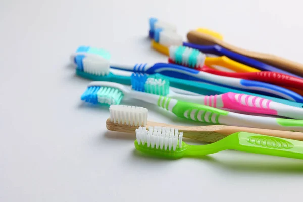 色付きの背景に異なる歯ブラシ 歯科医療 口腔衛生について 高品質の写真 — ストック写真