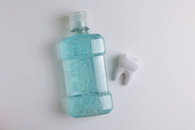 Renkli bir arka planda gargara. Diş bakımı, diş sağlığı. Yüksek kalite fotoğraf