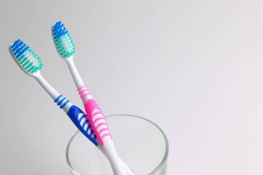 Renkli arka planda farklı diş fırçaları. Diş bakımı, oral sağlık. Yüksek kalite fotoğraf