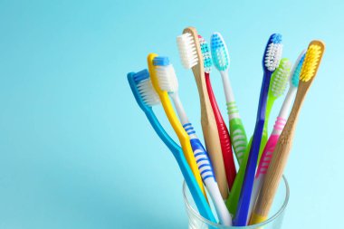 Renkli arka planda farklı diş fırçaları. Diş bakımı, oral sağlık. Yüksek kalite fotoğraf