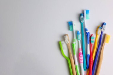 Renkli arka planda farklı diş fırçaları. Diş bakımı, oral sağlık. Yüksek kalite fotoğraf