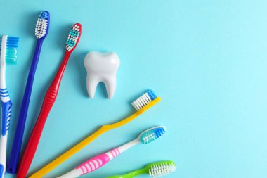Renkli arka planda farklı diş fırçaları. Diş bakımı, oral sağlık. Yüksek kalite fotoğraf