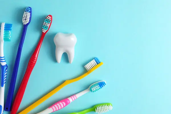 Renkli arka planda farklı diş fırçaları. Diş bakımı, oral sağlık. Yüksek kalite fotoğraf
